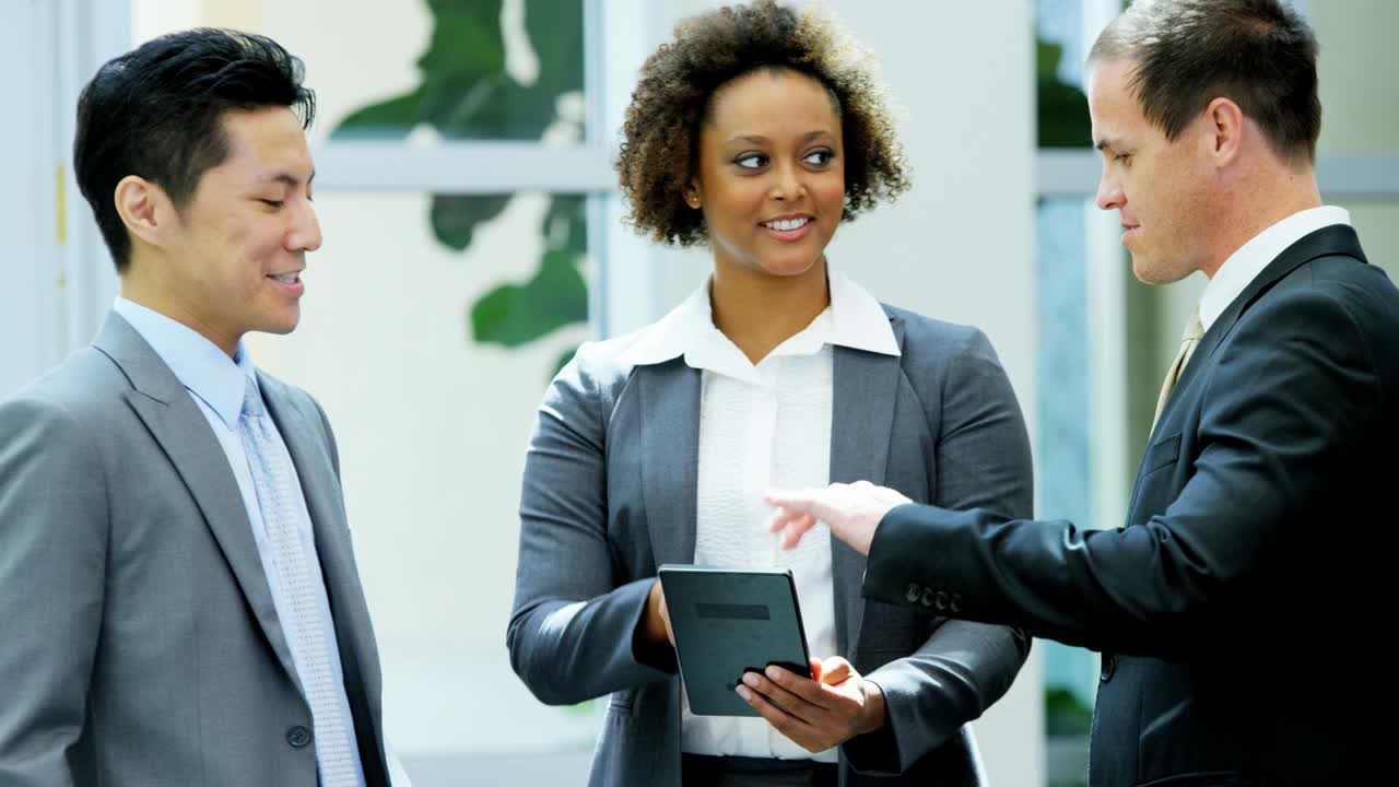 joven equipo empresarial multiétnico que utiliza la tecnología de tabletas
