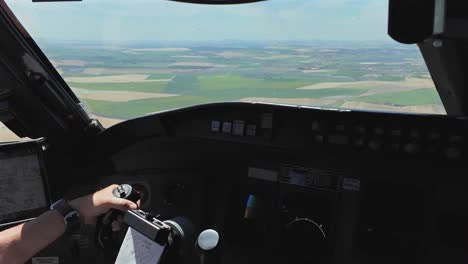 Vuelo-En-Tiempo-Real-Tomado-Desde-El-Interior-De-Una-Cabina-De-Avión-Volando-A-Baja-Altitud-Sobre-El-Suelo