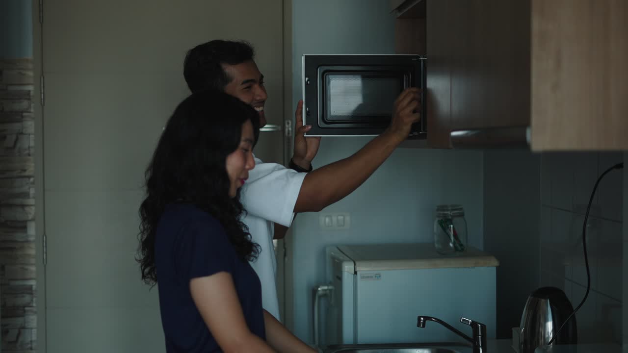 Coppia che cucina in cucina