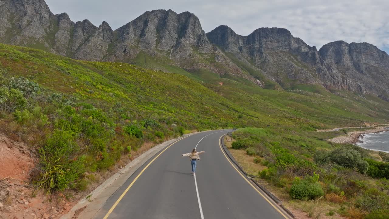 코 베이 의 해안 도로 를 고 있는 소녀