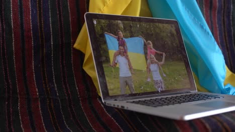 Laptop-Mit-Videokonferenz-Und-Präsentation-In-Der-Nähe-Der-Flagge-Der-Ukraine.