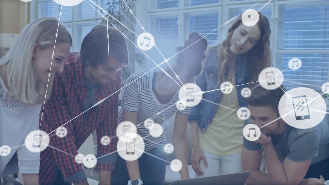 animación de una red de conexiones entre diversos colegas que discuten el trabajo en la oficina