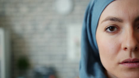 primer plano de una mujer con hijab