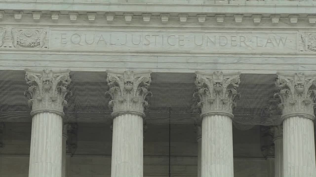 워싱턴 dc에 있는 대법원 건물에 있는 평등한 정의 아래에서 축소