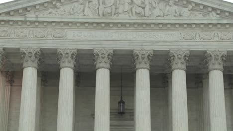 un zoom hacia atrás desde el cartel de igualdad de justicia bajo la ley en el edificio de la corte suprema en washington dc