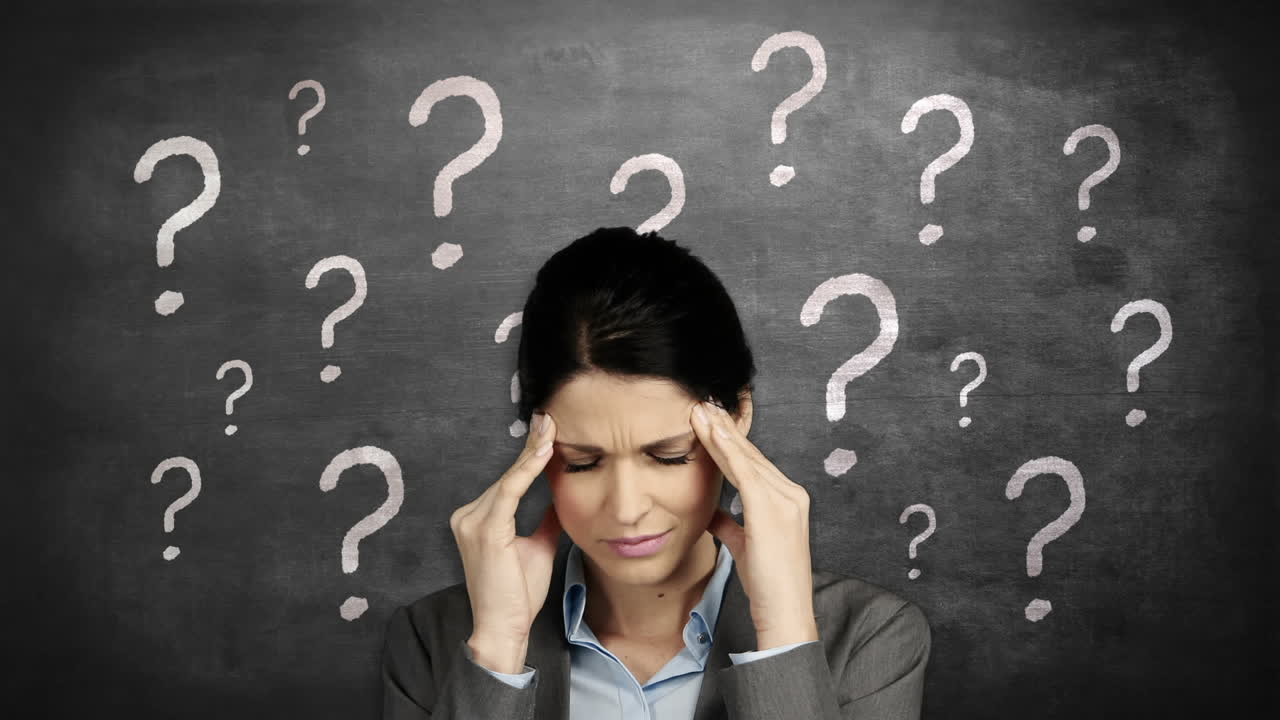 mujer de negocios con dolor de cabeza