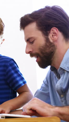 padre e hijo usando la computadora juntos