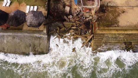las olas del océano se apoderan de la costa de la ciudad y la destruyen, vista aérea