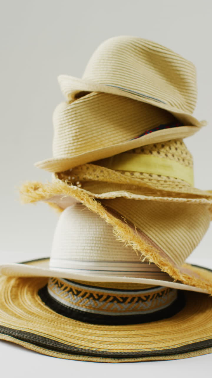 video vertical de primer plano de sombreros sobre un fondo blanco