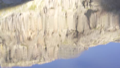 Reflejo-De-La-Montaña-En-El-Agua