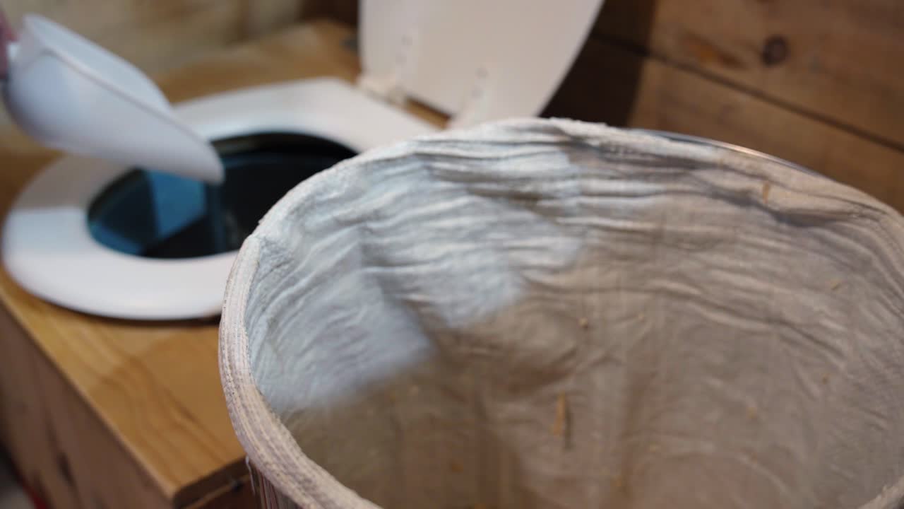 건조한 화장실에 sawdust를 넣고, 유기물질을 분해하고, 지이 비료, 물이 없는 행성을위한 행동.