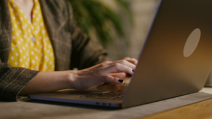 Frau arbeitet an einem Laptop
