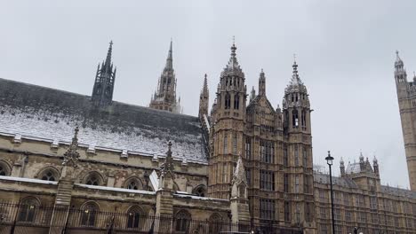 Blick-Auf-Big-Ben-Und-Westminster-Palace-An-Einem-Verschneiten-Tag