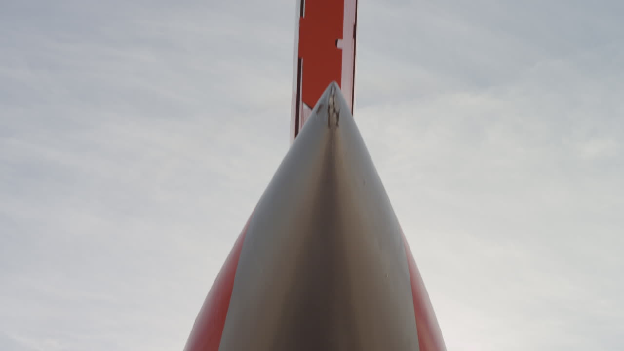 долли-бэк на хвосте самолета с солнцем в качестве подсветки