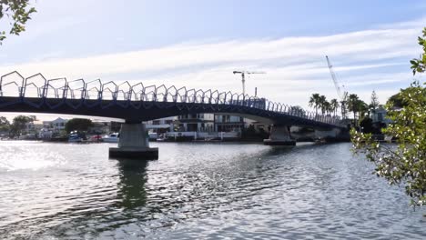 un barco se mueve bajo un puente