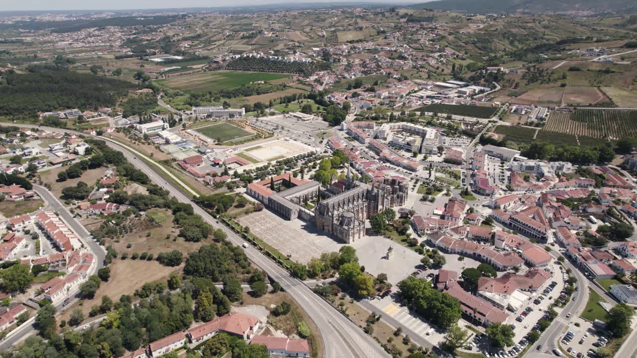 Veduta aerea panoramica del Monastero di Batalha, della città circostante e dell'autostrada IC2