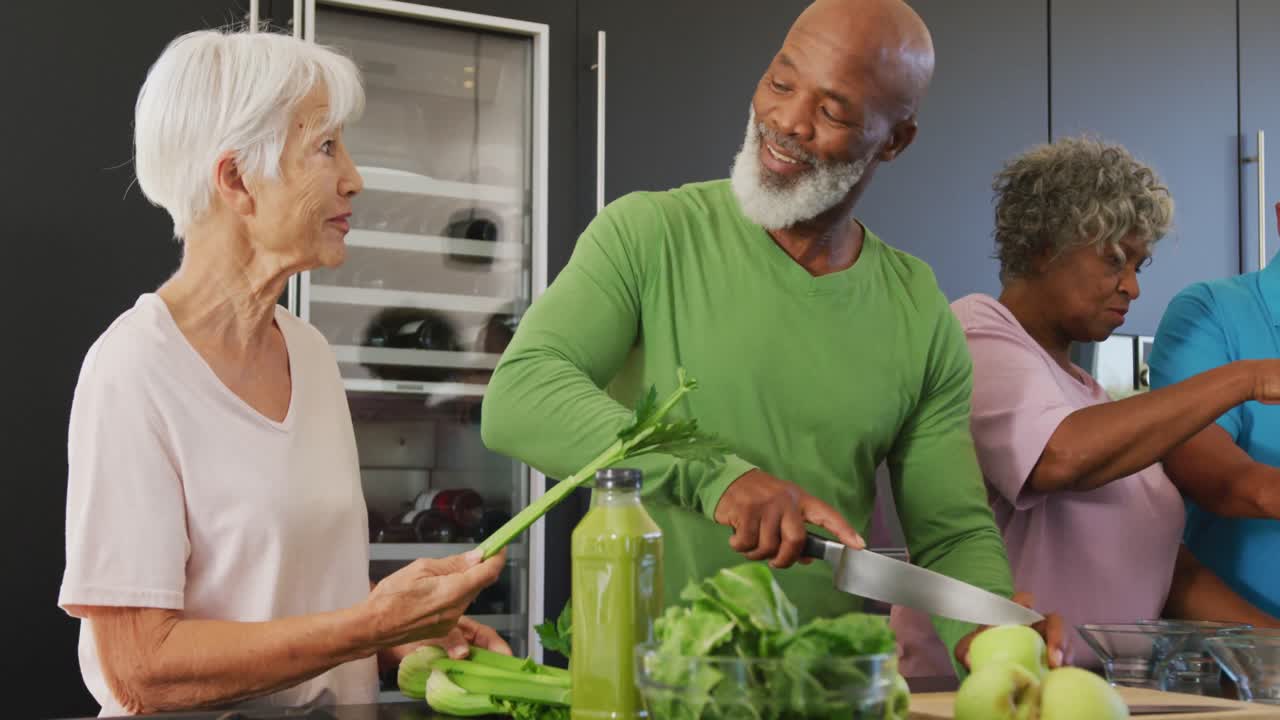 personas mayores felices y diversas cocinando en la cocina de una residencia de ancianos