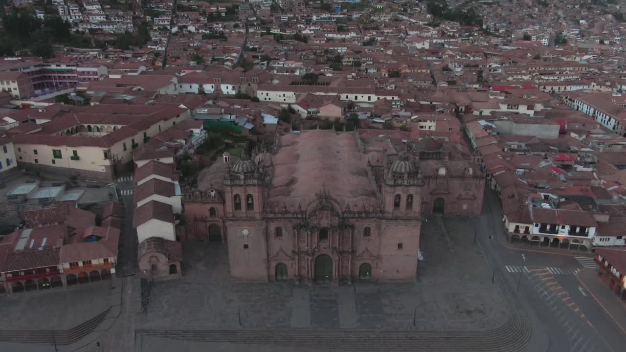 imágenes aéreas de drones de 4k durante el día sobre la catedral principal desde la plaza de armas en cusco, perú durante el bloqueo del coronavirus