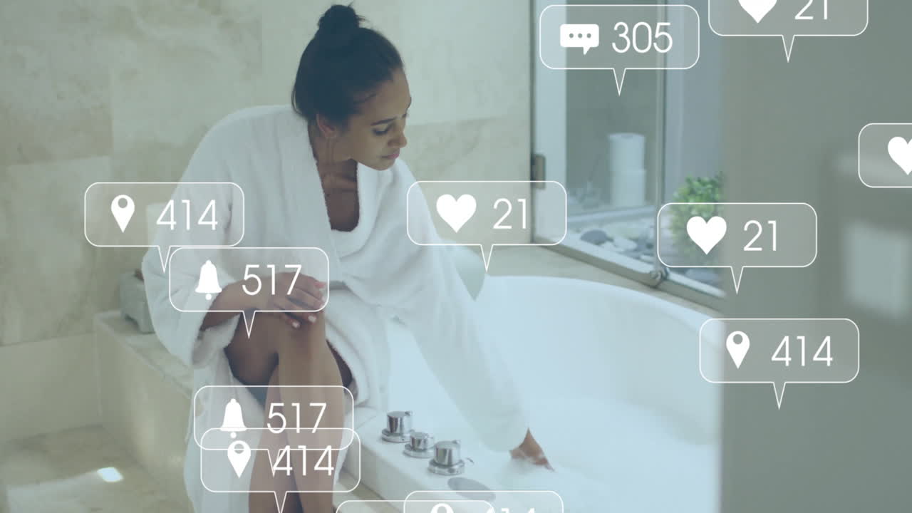 animación de las notificaciones de las redes sociales sobre la mujer biracial en túnica que corre en el baño