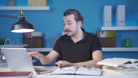 hombre discutiendo sus negocios en facetime con sus colegas.