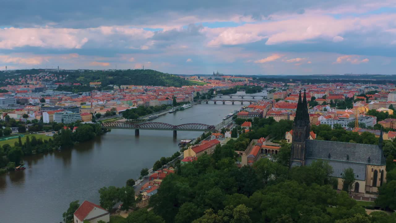 Basilica di San Pietro e Paolo a Praga, Repubblica Ceca, e fiume Moldava che attraversa la città. Vista aerea