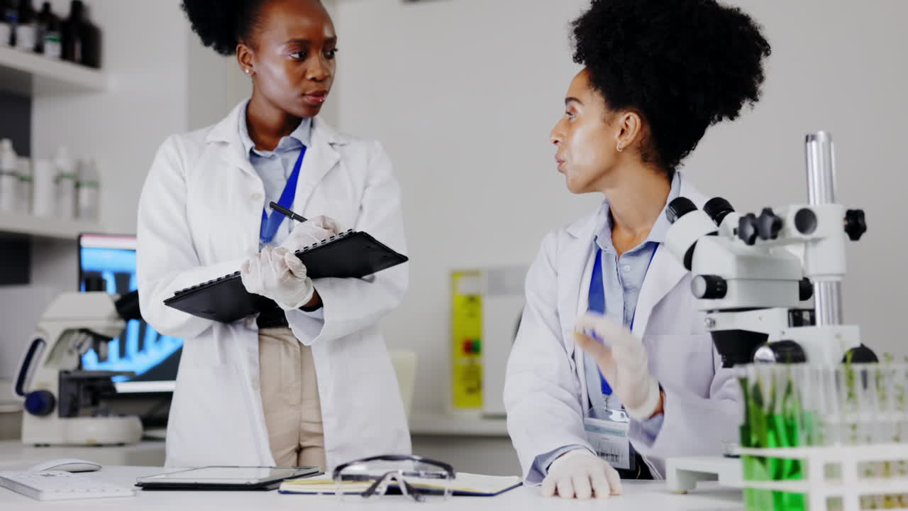 Scienziato, lavoro di squadra e assistente di laboratorio che scrive