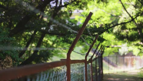 Barbed-Wire-Rusty-Chain-Link-Fence,-Close-Focus-Reveal-Shot-4k