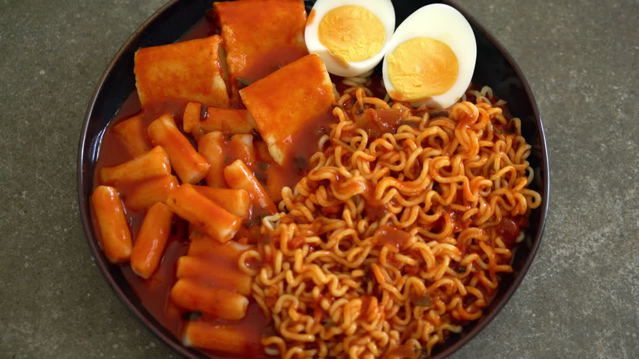 fideos instantáneos coreanos con pastel de arroz coreano y pastel de pescado y huevo hervido - rabokki - estilo de comida coreana-2