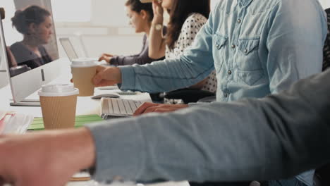 Nahaufnahme-Von-Händen,-Die-Im-Büro-Auf-Tastaturen-Tippen