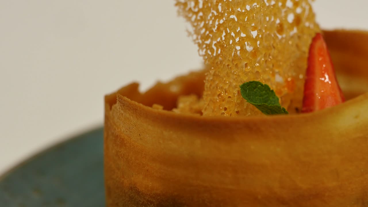 Delizioso dessert con crumble croccante e fragola fresca