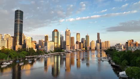 Blickt-Man-Vom-Kangaroo-Point-Aus-Flussabwärts-In-Richtung-Brisbane-City-CBD,-Ist-Der-Fluss-Nahezu-Glasartig-Und-Die-Spiegelung-Der-Meisten-Gebäude-Ist-Sichtbar