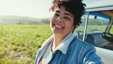 sonrisa, selfie y rostro de la mujer en la naturaleza por