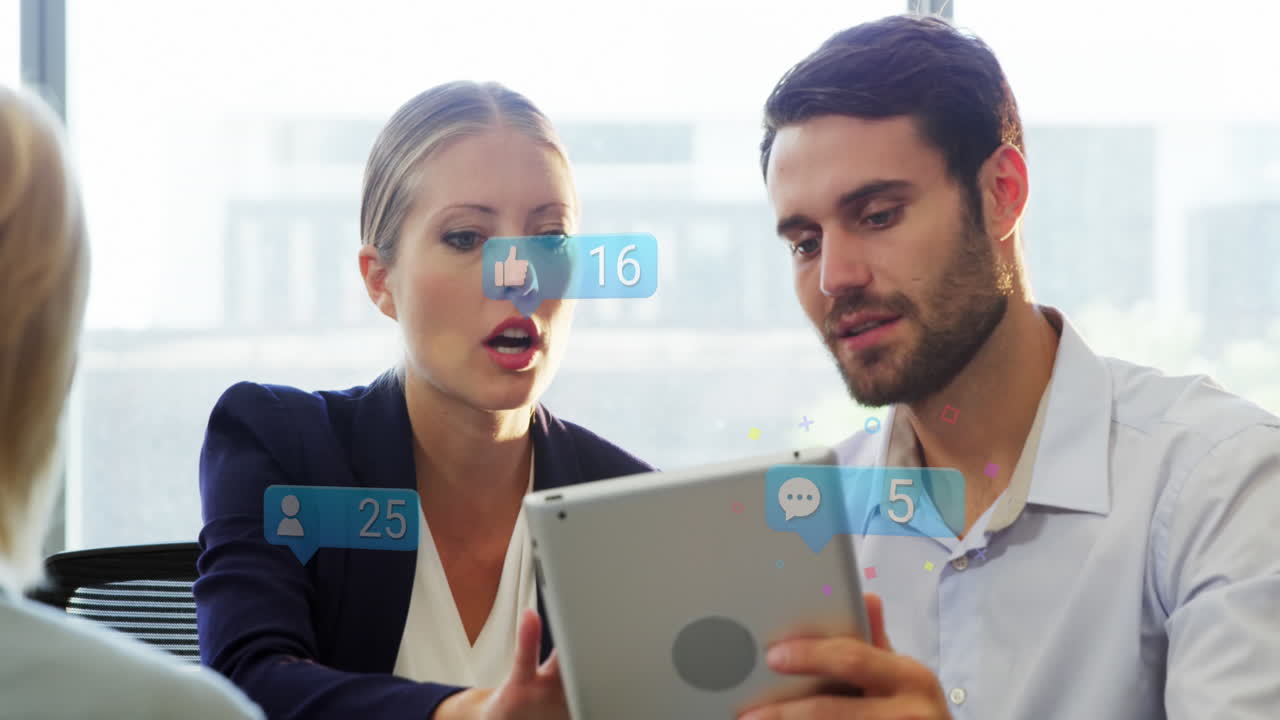 animación del procesamiento de datos de las redes sociales sobre diversas personas de negocios en la oficina