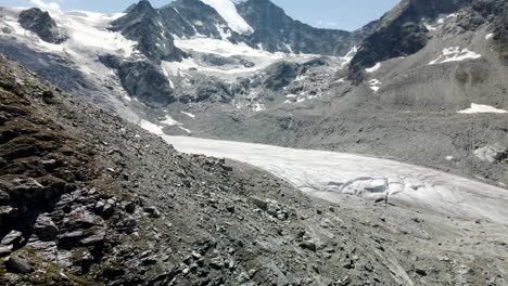 Vista-Aérea-De-Inclinación-Lenta-Hacia-Arriba-Que-Revela-Un-Enorme-Glaciar-En-El-Valle-De-Zinal,-Suiza