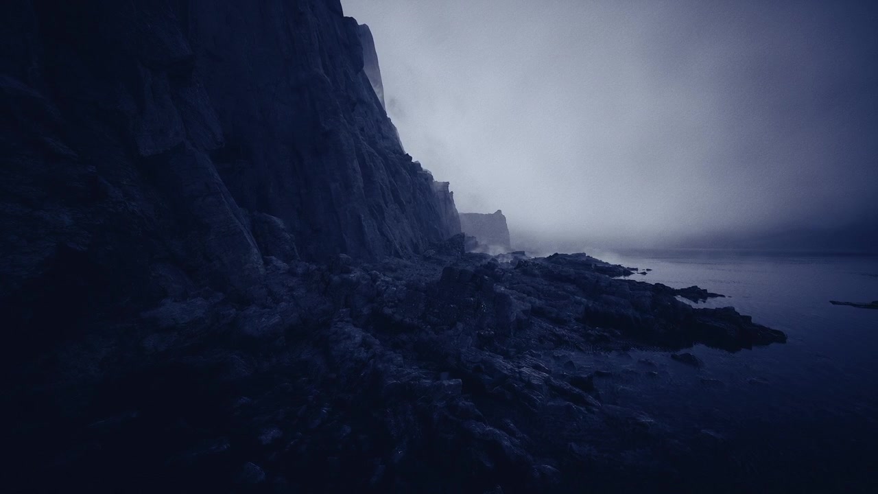 Acantilados costeros silenciosos en una costa desolada al anochecer con cielo oscuro y olas