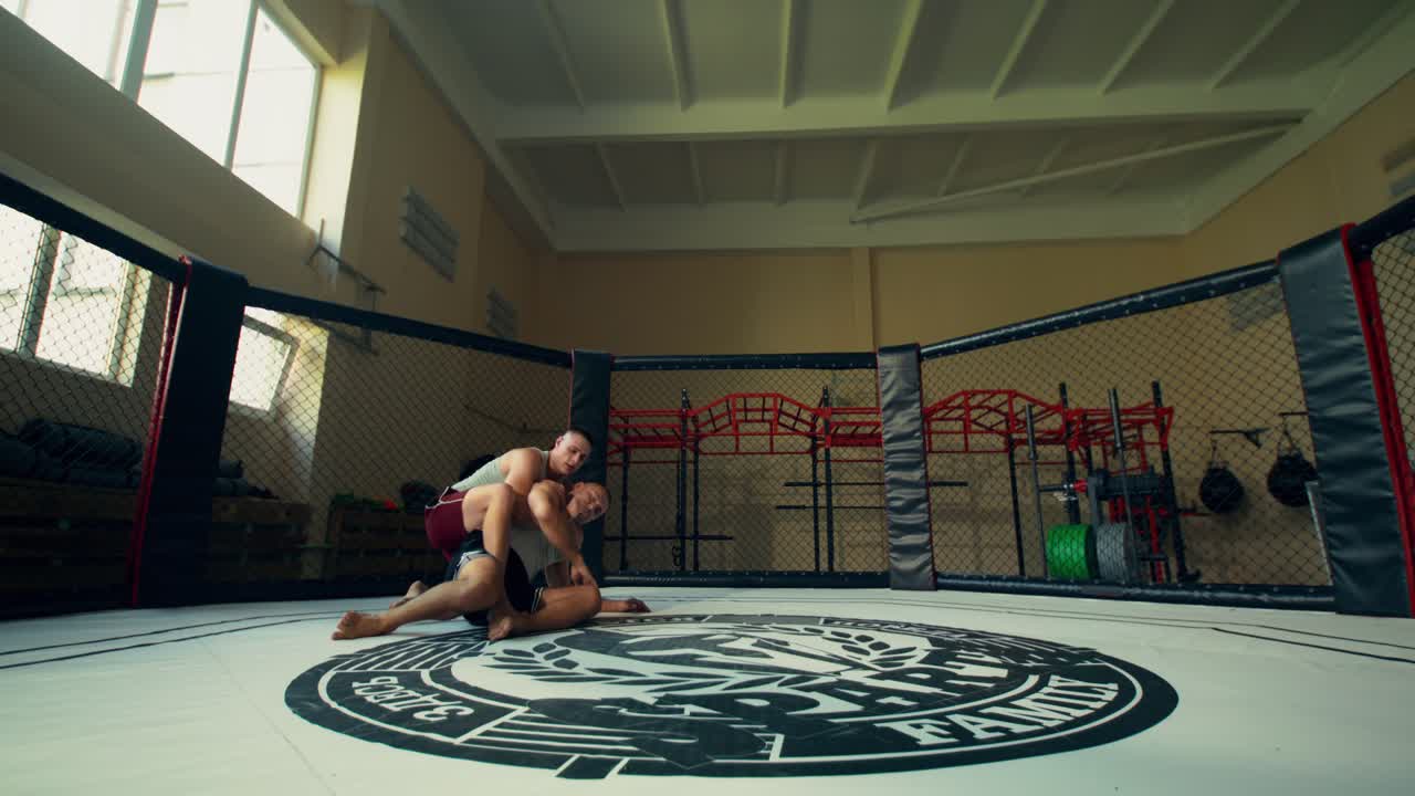 Allenamento di MMA nella gabbia