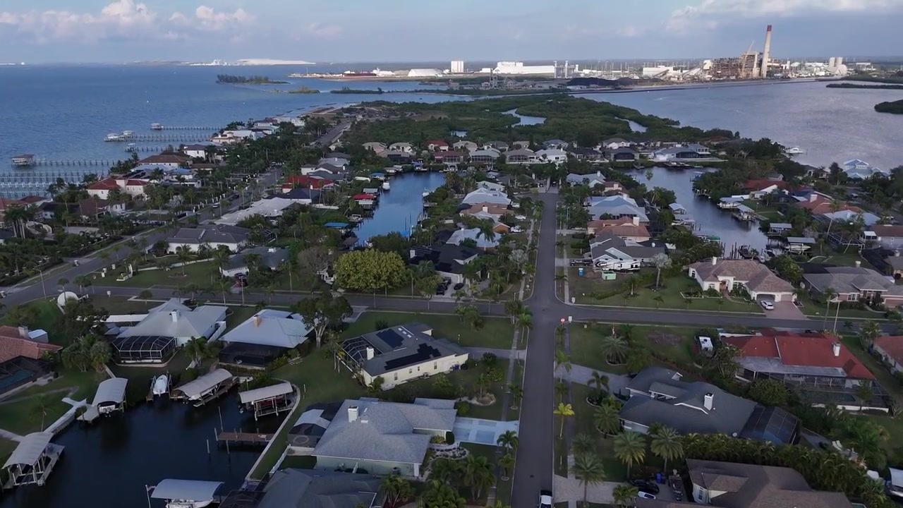 Přístavní enkláva a komunita u zálivu Tampa na pobřeží, Apollo Beach, Florida