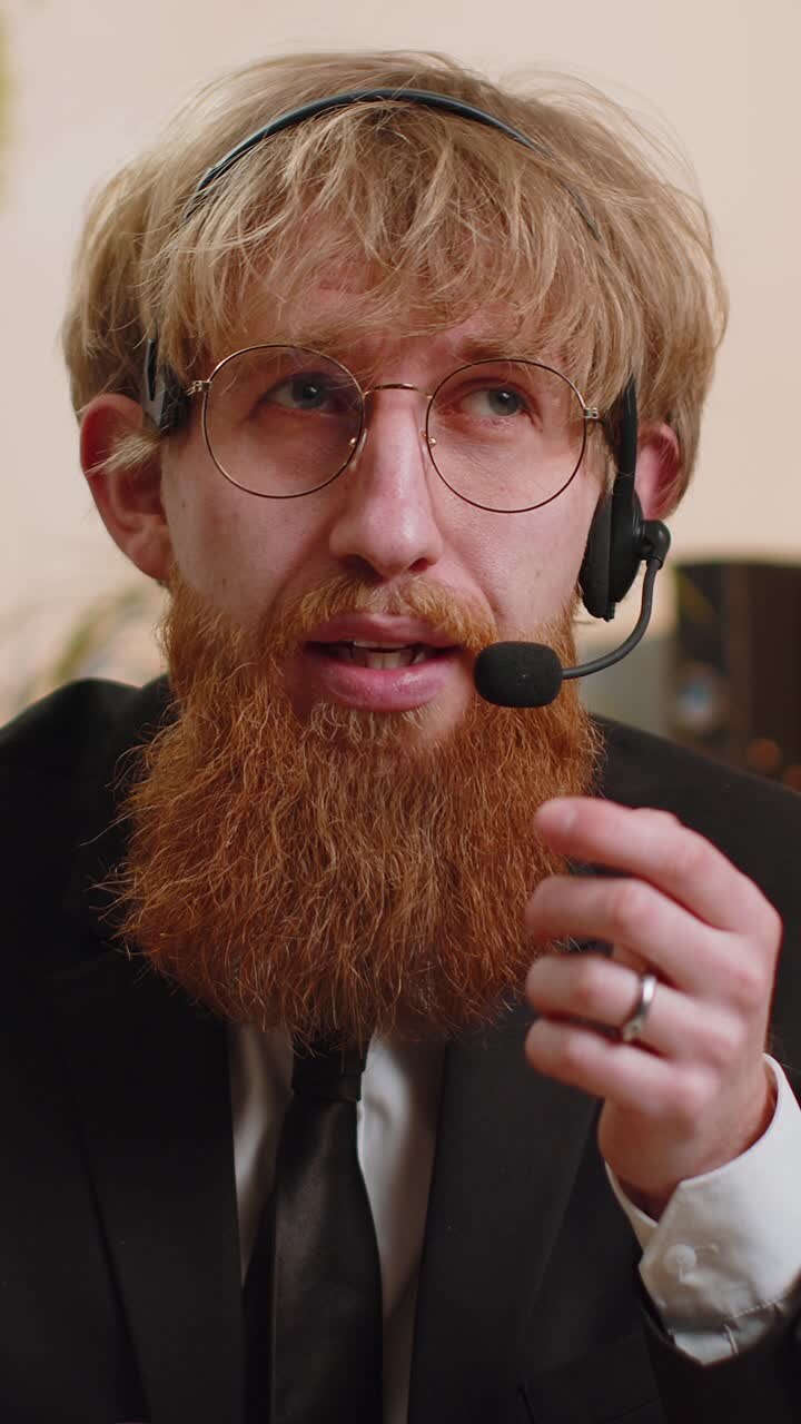 uomo d'affari che indossa cuffie ufficio lavoratore freelance call center supporto servizio operatore helpline