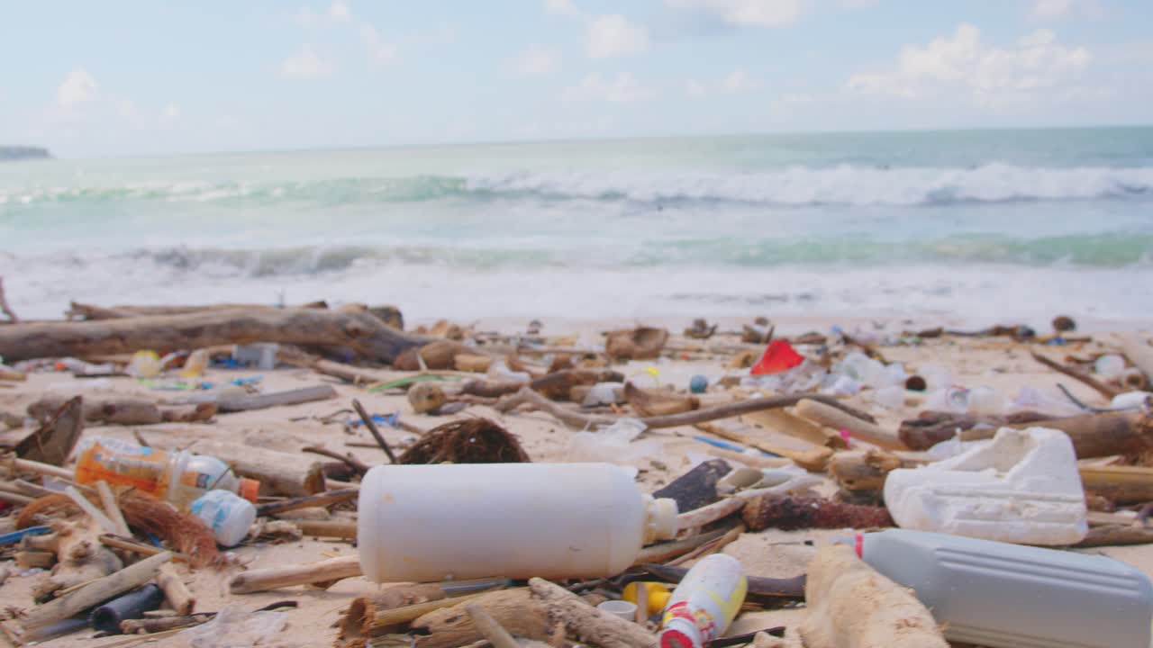 해안가에서 플라스틱 오염의 현실에 직면하는 것