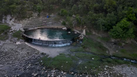 Vista-Aérea-De-La-órbita-De-Personas-Divirtiéndose-En-Las-Aguas-Termales-De-Permet,-Albania---Imágenes-Cinematográficas