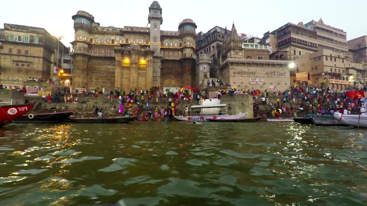 los ghats de varanasi, el festival de diwali, el río ganges y los barcos, uttar pradesh, india, en tiempo real