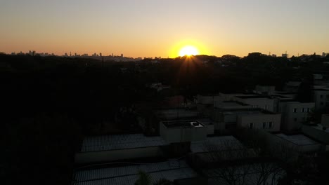 Landungsschuss-Bei-Sonnenuntergang-In-Alto-De-Pinos---Sao-Paulo