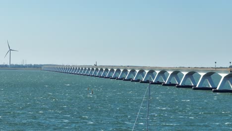 Schnelle-Drohnenaufnahme-Mit-Langem-Objektiv-Der-Berühmten-Zeelandbrücke-An-Einem-Sonnigen-Herbsttag