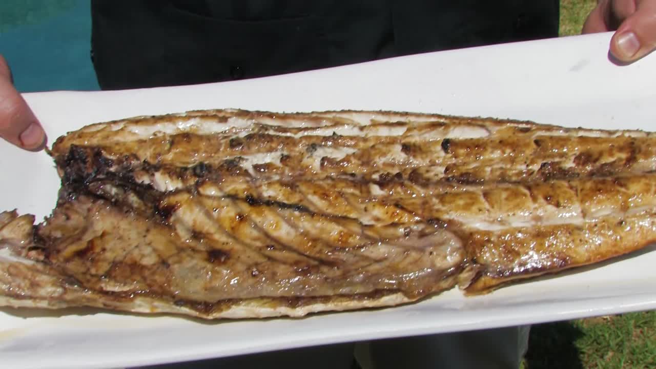 제공 될 플래터에 생선 필레