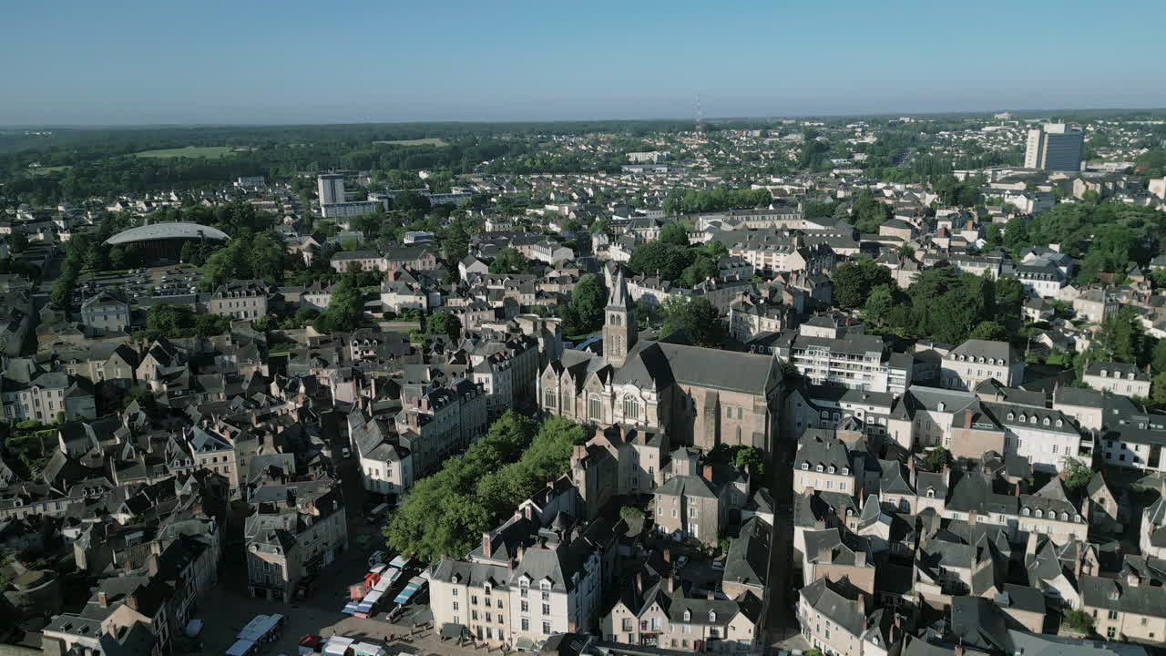 노트르담 다베스니에르 대성당, 프랑스 마옌 주의 라발