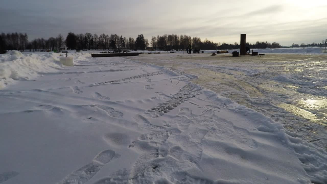 место строительства мостов на льду замерзшей реки зимой-3