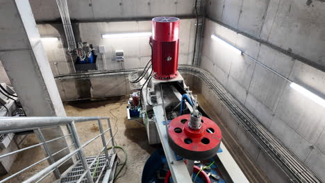 turbinas en funcionamiento dentro de una central hidroeléctrica