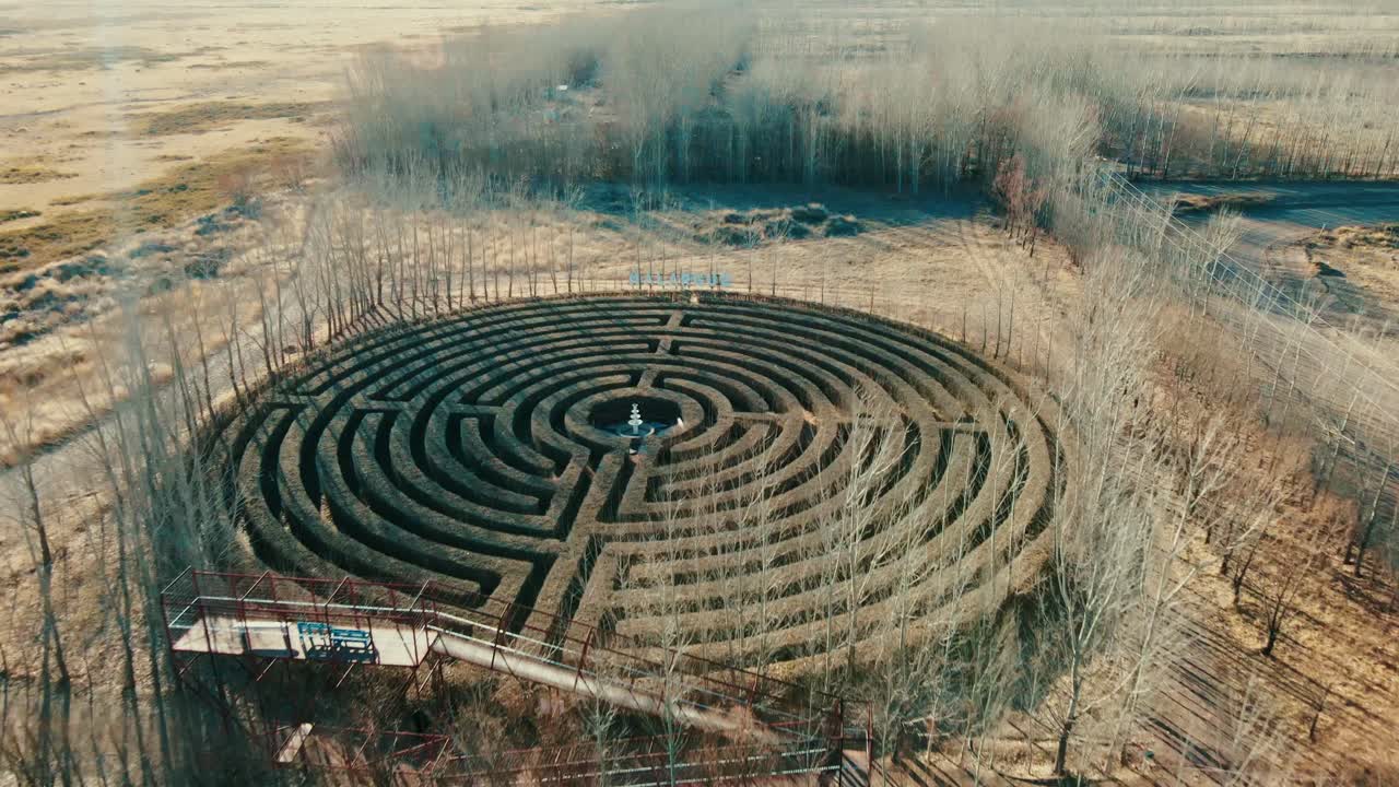 Carmona Mazes, an oasis in the midst of the Malarg&uuml;e desert