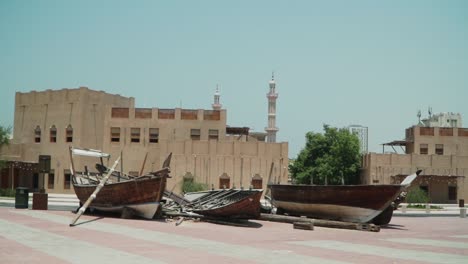 un viejo barco en la ciudad