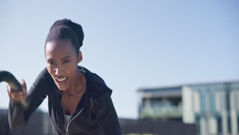 Fitness,-Cuerdas-De-Batalla-Y-Mujer-Negra-Haciendo